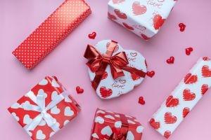 Geschenke mit Herzchen. Menschen, die als eine der 5 Sprachen der Liebe, die Sprache der Geschenke sprechen, fühlen sich geliebt, wenn sie von ihrem Partner ein Geschenk bekommen.