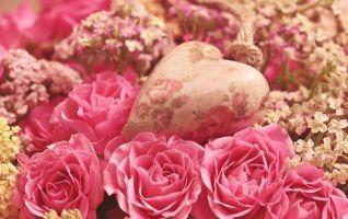 Herz mit rosa Rosen. Du kannst deine Beziehungskrise meistern indem du an deiner Selbstliebe arbeitest. Herz mit rosa Rosen. Du kannst deine Beziehungskrise meistern indem du an deiner Selbstliebe arbeitest.