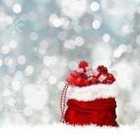 Ein Rucksack mit Geschenken. Weihnachten, Beziehung und Partnerschaft.