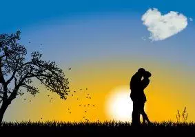 Ein Paar, dass sich im Sonnenuntergang küsst. So kann eine glückliche Partnerschaft aussehen, ohne den Partner zu verändern