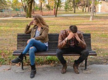 Ein Paar sitzt auf einer Bank und ist verzweifelt. Offenbar schaffen sie es nicht, über ihre Wünsche und Bedürfnisse in der Partnerschaft zu sprechen. Ein Paar sitzt auf einer Bank und ist verzweifelt. Offenbar schaffen sie es nicht, über ihre Wünsche und Bedürfnisse in der Partnerschaft zu sprechen.
