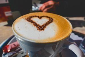Ein Ritual in der Beziehung kann es sein, jeden Tag zusammen Kaffee zu trinken. Auch mit Ritualen kannst du in der Coronakrise einer Beziehungskrise vorbeugen. Ein Ritual in der Beziehung kann es sein, jeden Tag zusammen Kaffee zu trinken. Auch mit Ritualen kannst du in der Coronakrise einer Beziehungskrise vorbeugen.